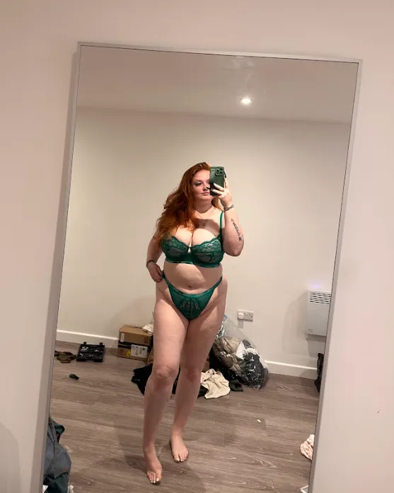 Redheads and green always look so divine together