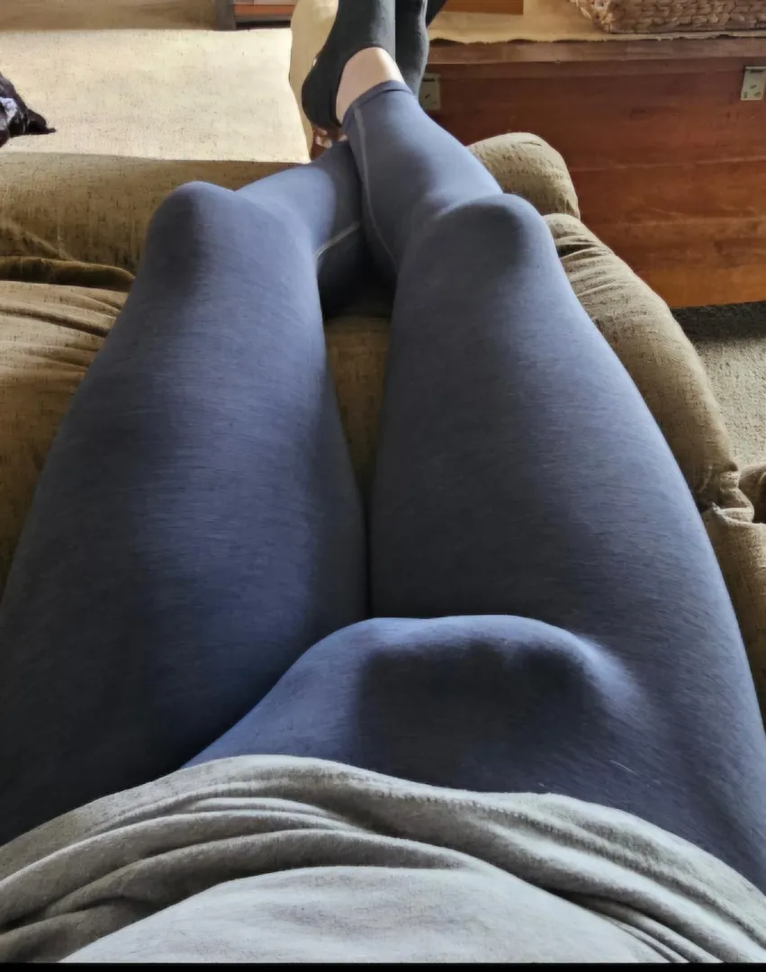 Relaxing day in leggings