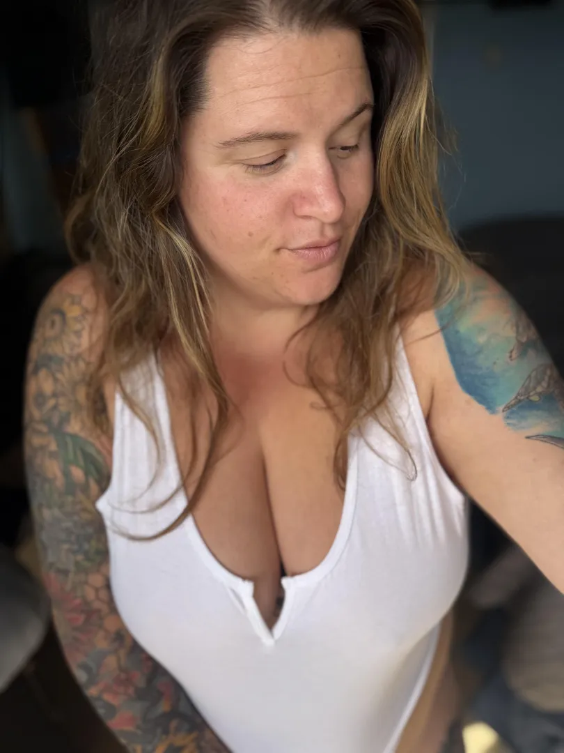 Rise and shine ,wake up with these sexy bbw curves covered in tattoos !