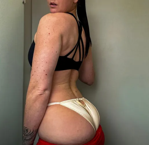 Satin panties in the gym, if only they knew  I’m sure you’d love the feel too  worn just for you ❤️