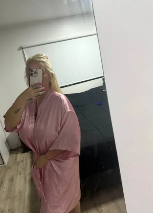 Say hello if you'd fuck a 45yo milf and be proud to tell your friends