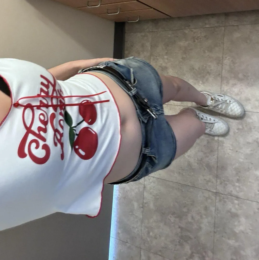 Say YES if you are jerking rn and I'll probably send you my nudes to jerk off to