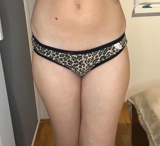 [selling] 25F with a fat pussy. Taste my panties, they are delicious 