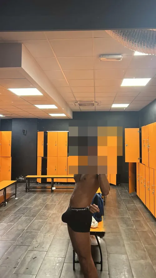 [Selling] [EU + Int’l] [20 yo college kid] who wants to smell a 20y/o sweaty college dick?