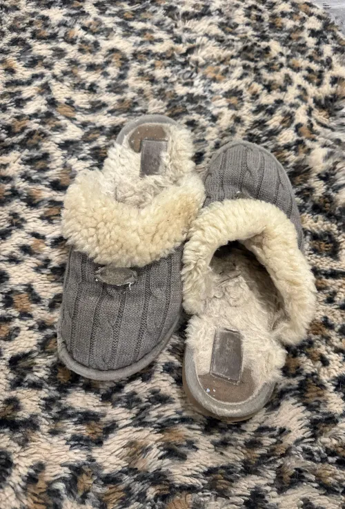 [selling] have had these ugg slippers since 2016 i cannot get the stink out of them so it’s finally time to part with them. they haven’t flattened and are still super wearable, but so stinky i can’t anymore  ~size 9 w