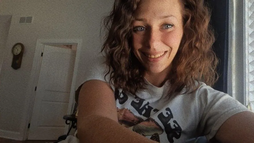 Sending 5 nudes to every guy that upvte, (instantly) just say 'yeah'.