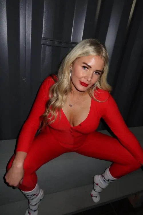 Sending a nudes to every guy that upvte, (instantly) just say 'yes