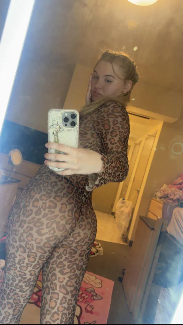 Sending nudes to every guy that upvte, (instantly) just say yep