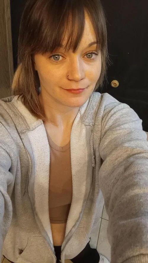 Sending nudes to every man that upvtes, (instantly) just say HI