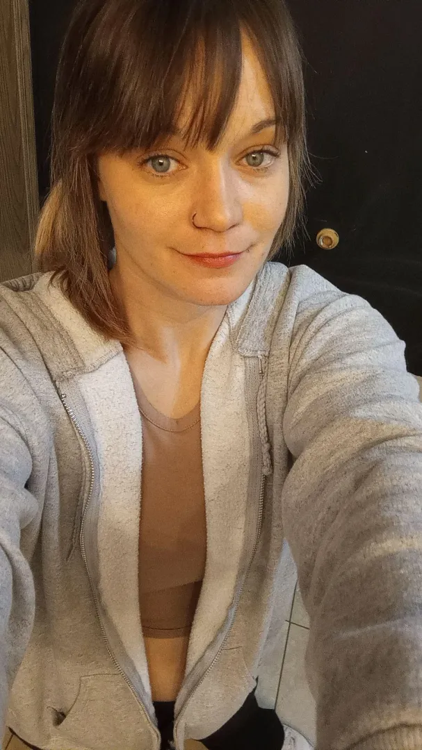 Sending nudes to every man that upvtes, (instantly) just say HI