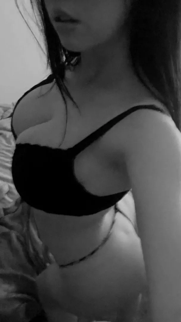 Sending nudes to everyone that upvote just txt me