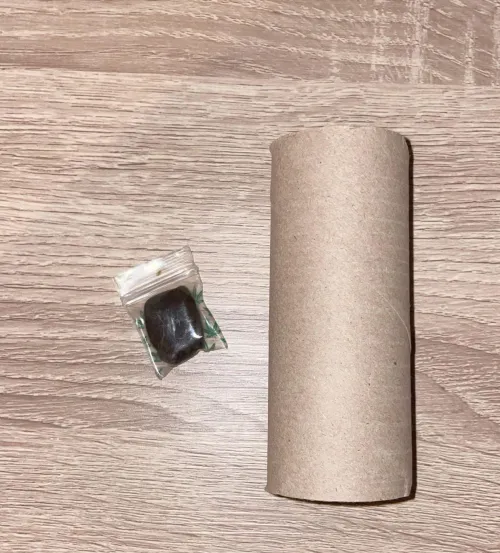 Ser dette ut som 3 gram? Den til venstre er hasj, den ved siden av er en dorull