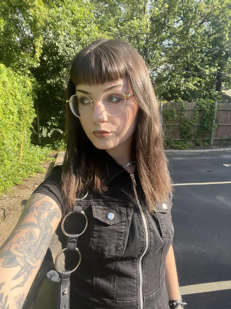 serve me right or get lost  a perfect goddess like me deserves all the attention & money 