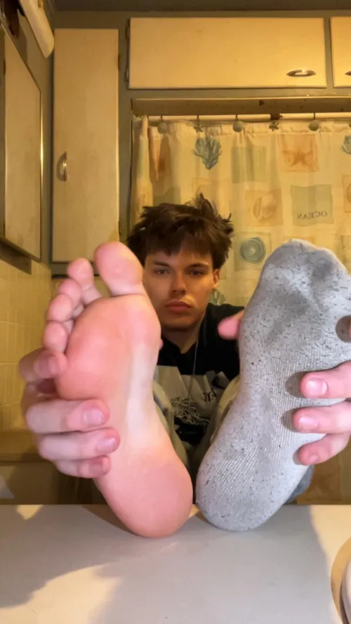 Serve these 19yr Alpha feet