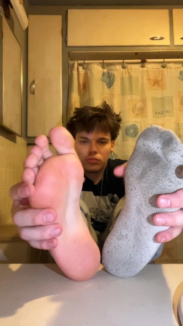 Serve these 19yr Alpha feet