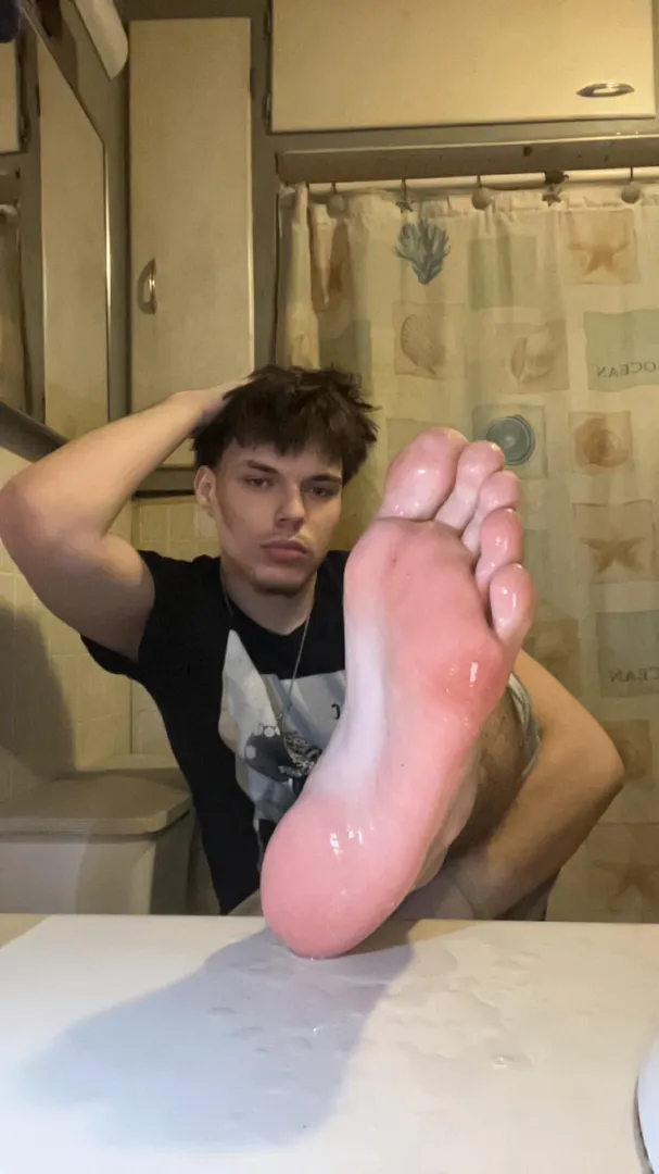 Serve these 19yr Alpha feet