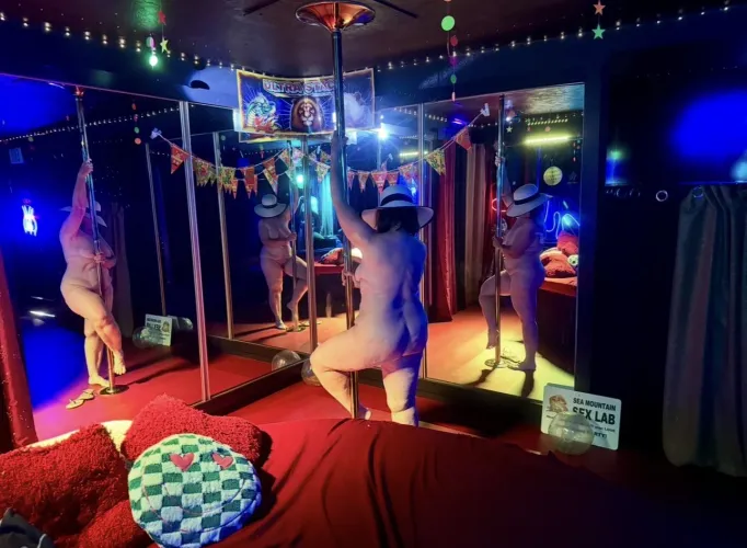 Sexy Moms love a good pole 