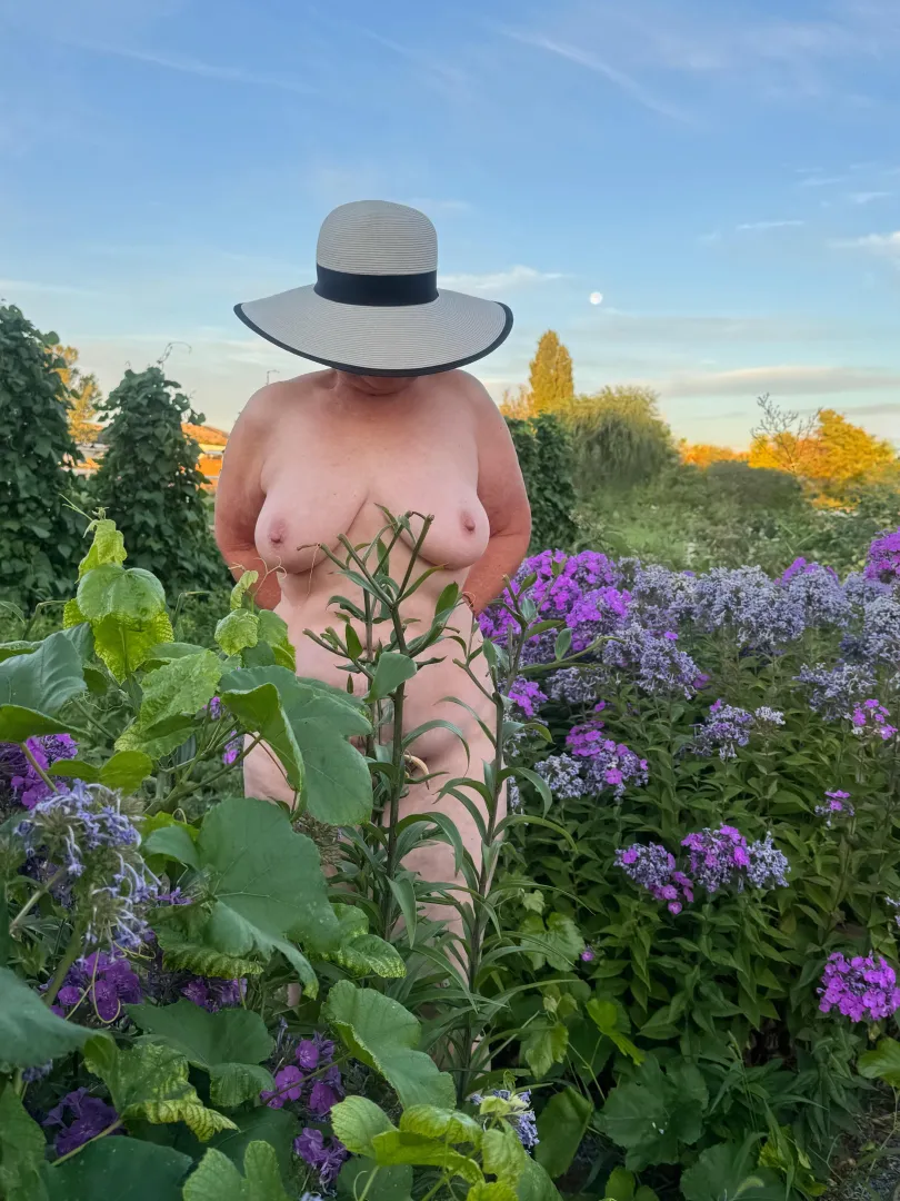 Sexy Moms love to display their blossoms 