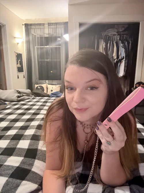 Should I hand over my leash with my wedding ring hand?