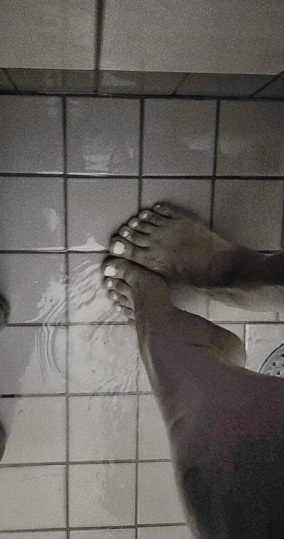 Showering toes