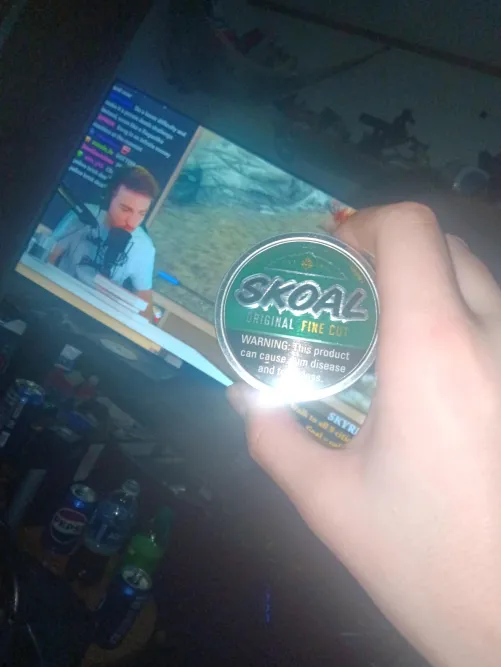 Skoal original got me a new can after strangling up some money nice treat for myself since I've been pretty down recently