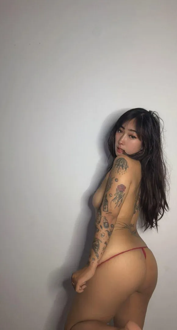 slimthicc and wanna crushed ur dickk