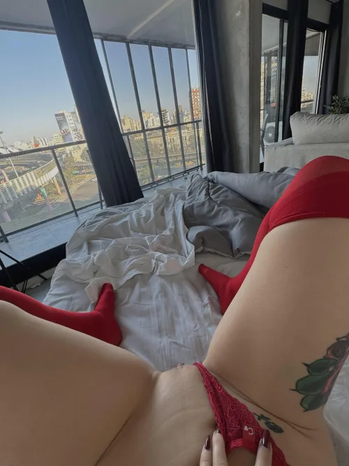 Slow-burn tension, date-night vibes, late hours....