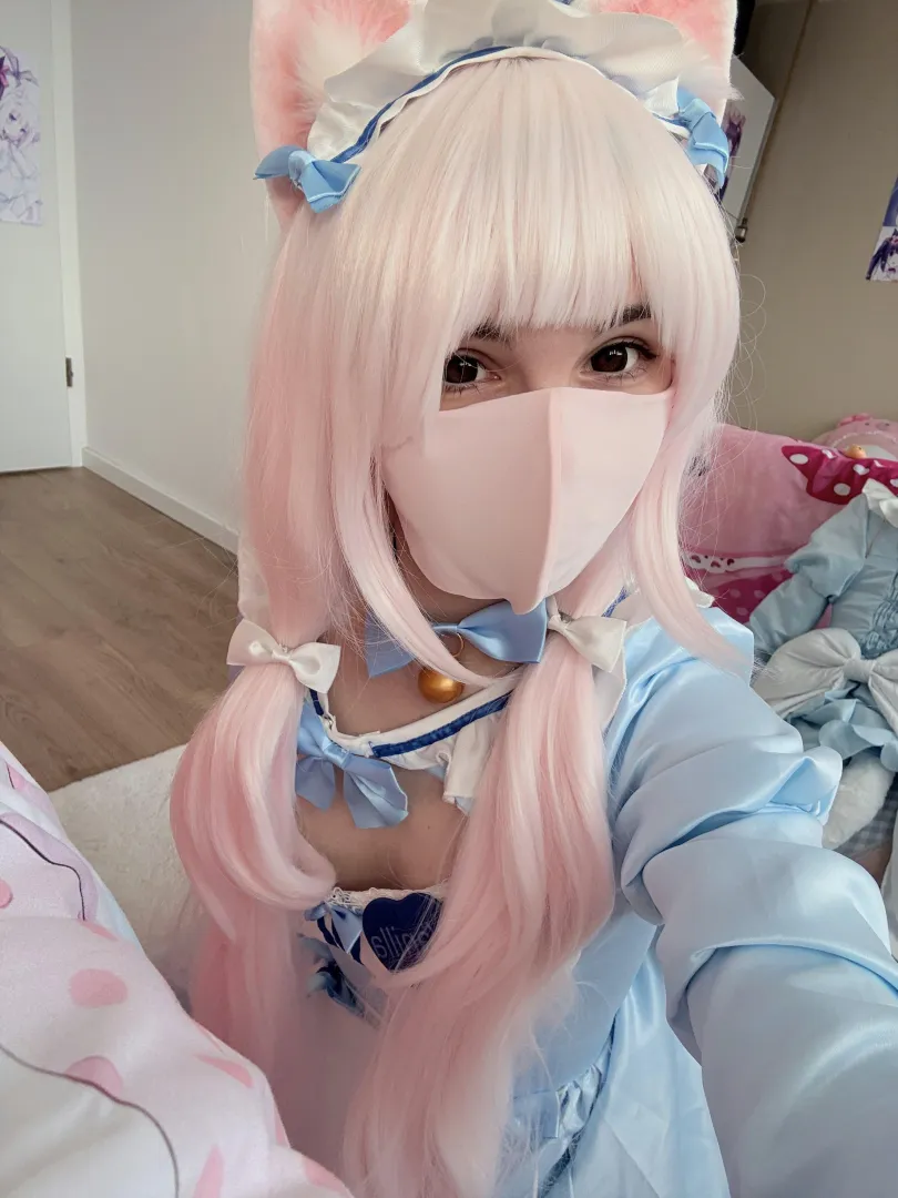 small cat girl wants it all ;w;