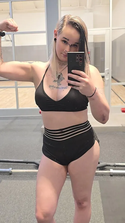 Snding nudes to every guy that upvts, (immediately) 