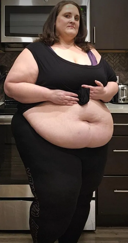 Some people like their girls tiny… others appreciate a woman with presence.