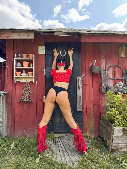 Something about the country air always brings out my wild side…