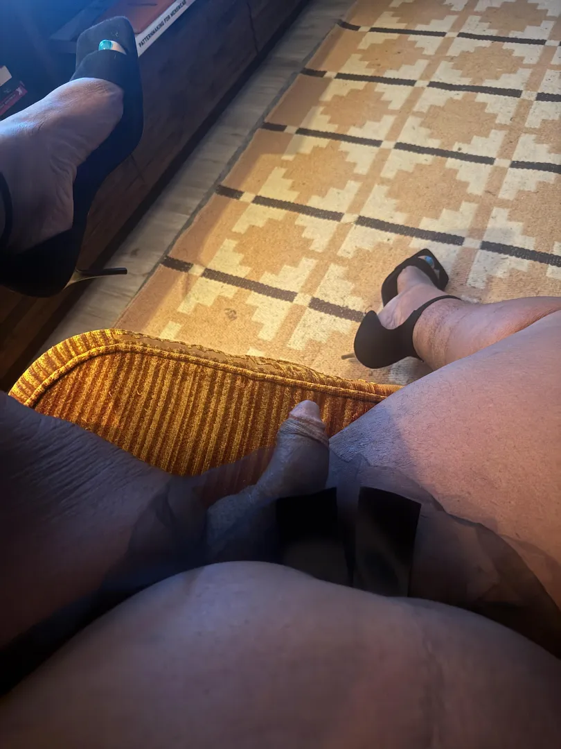 Something tells me you like thick thighs and tiny clits, daddy DMs open