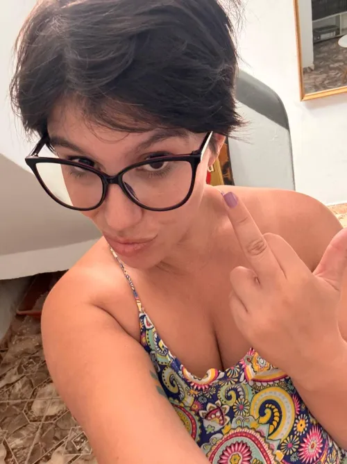 Sometimes a single gesture says everything: you behave… or you get this.