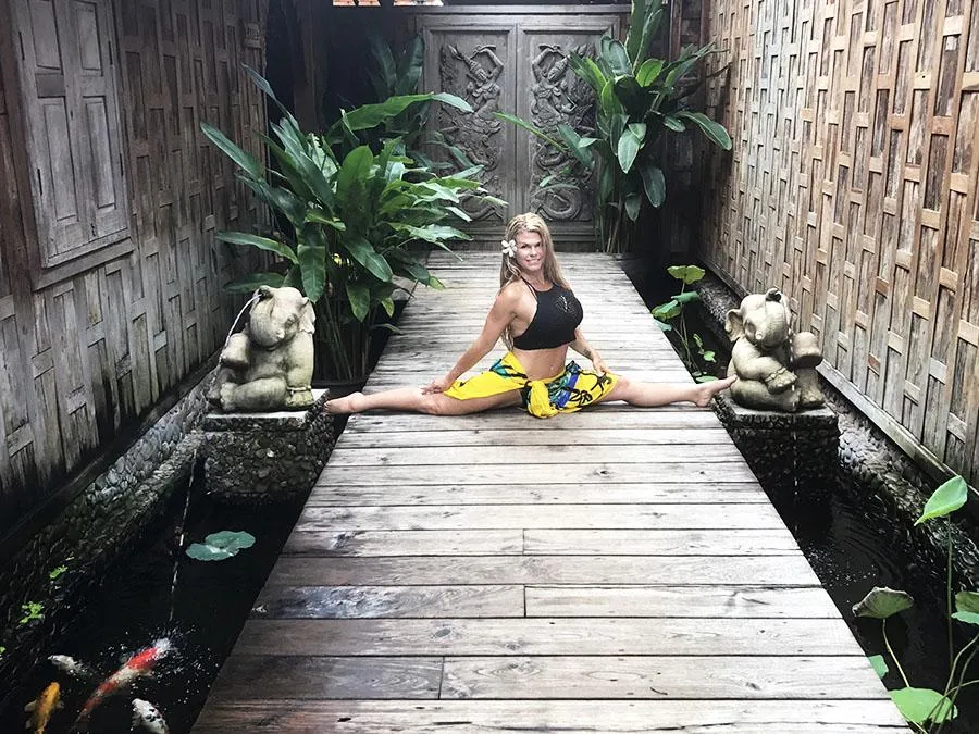 Sophia Rossi doing a split