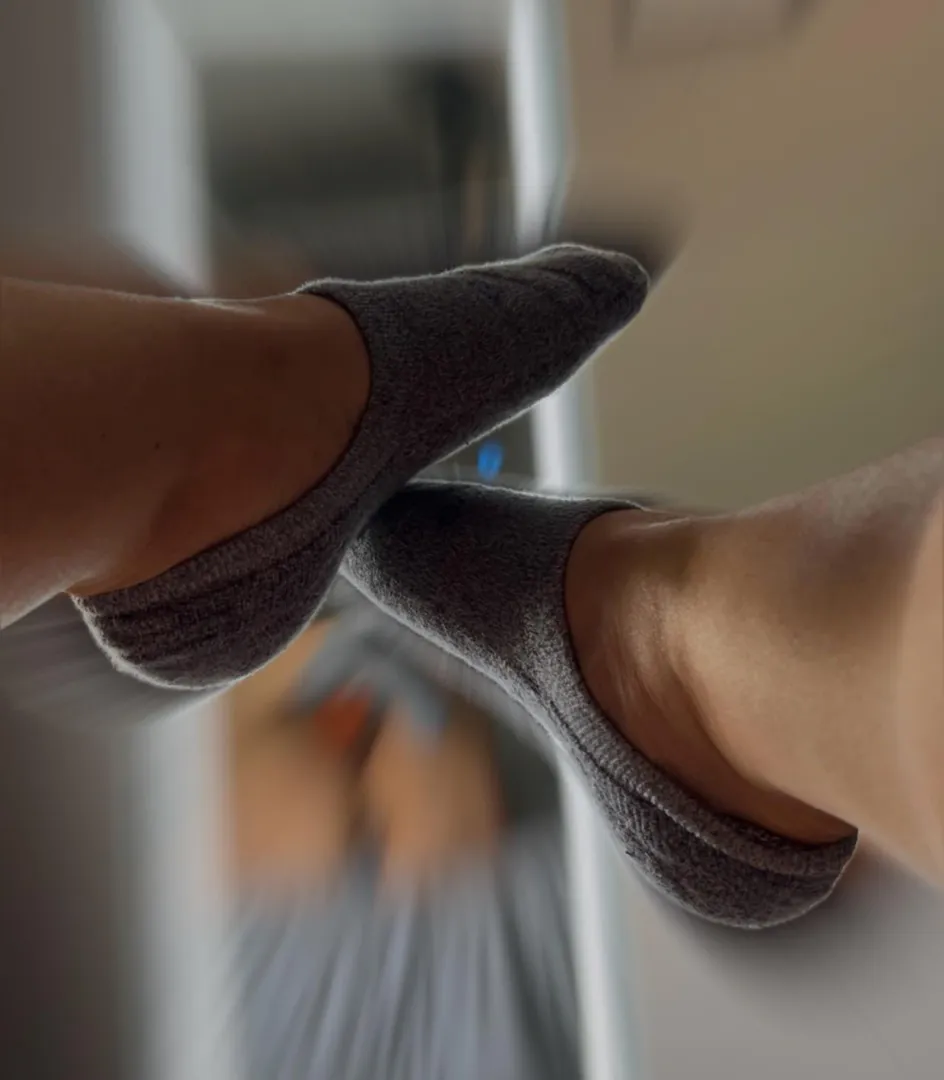 sorry but losers like you only deserve my feet …. and you still crave more …. don’t lie