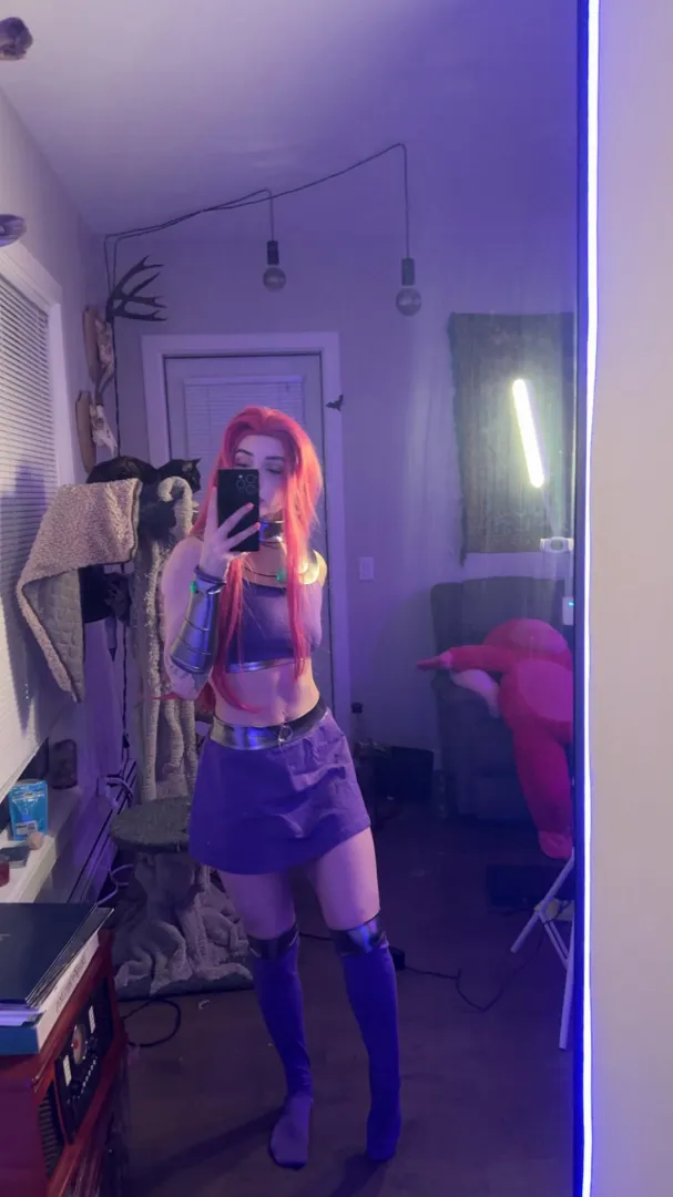 Starfire cosplay showing lots of middle 
