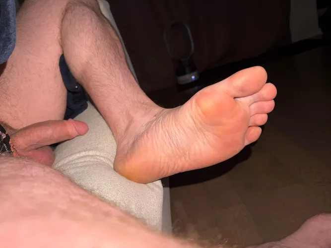 Straight guys seems to be into my feet  but how’s that cock 