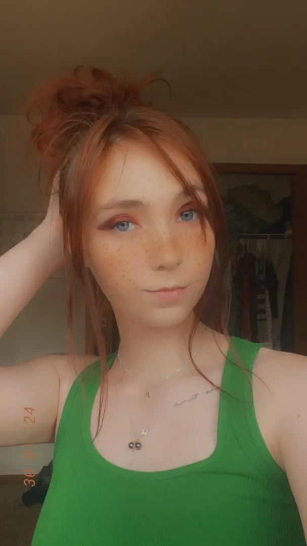 Stroke in the room next to your inferior wife to me, because you know you could NEVER get a girl like me for real  you see me instead of her, and you get to be my slave in return‍↕️