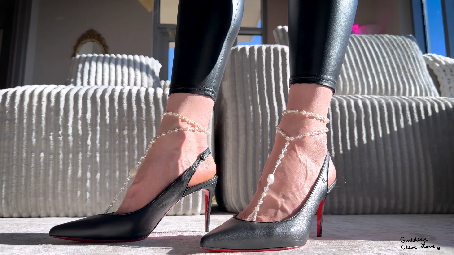 Sunday is for going out to the city. I wonder if somebody will notice my anklets during brunch.