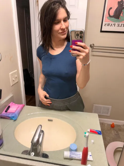 Sweatpants and no bra we are in maximum chill mode tonight