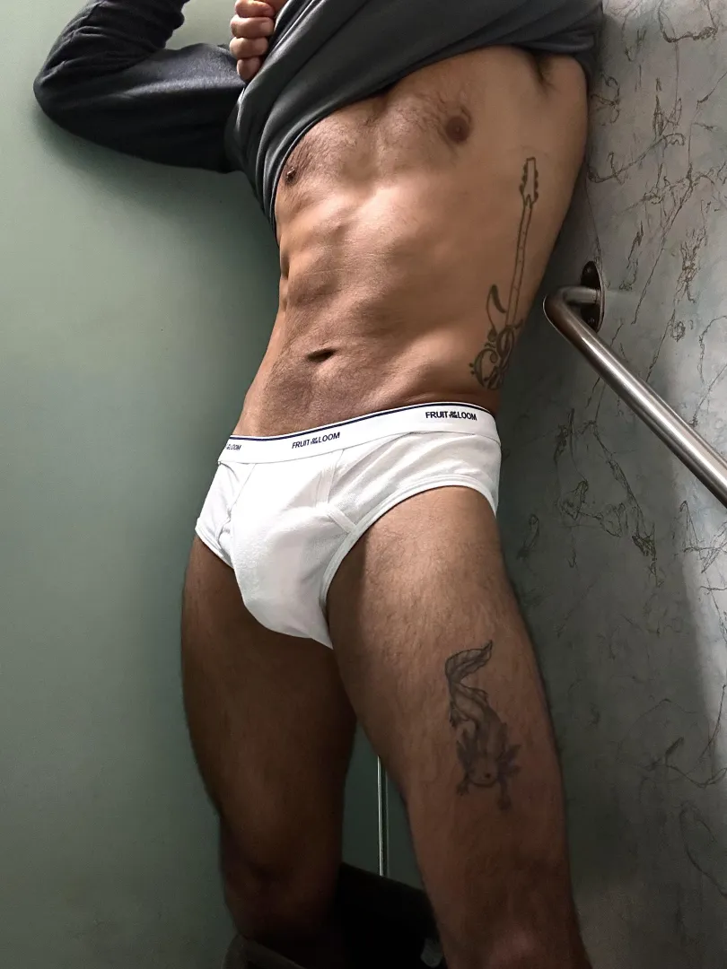 Sweaty musky scents just how you like it .