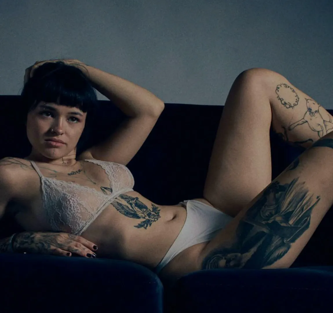 Sweet look, bold energy