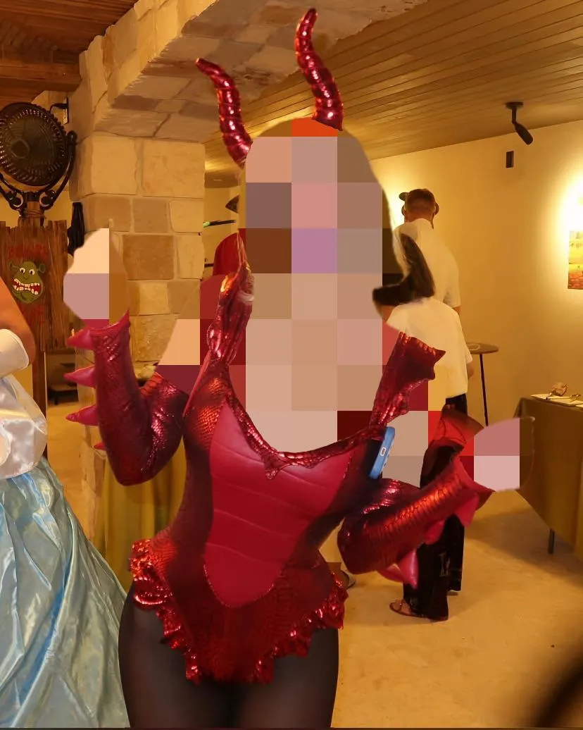 Sydney Sweeney doesn’t like betas seeing her skin;)