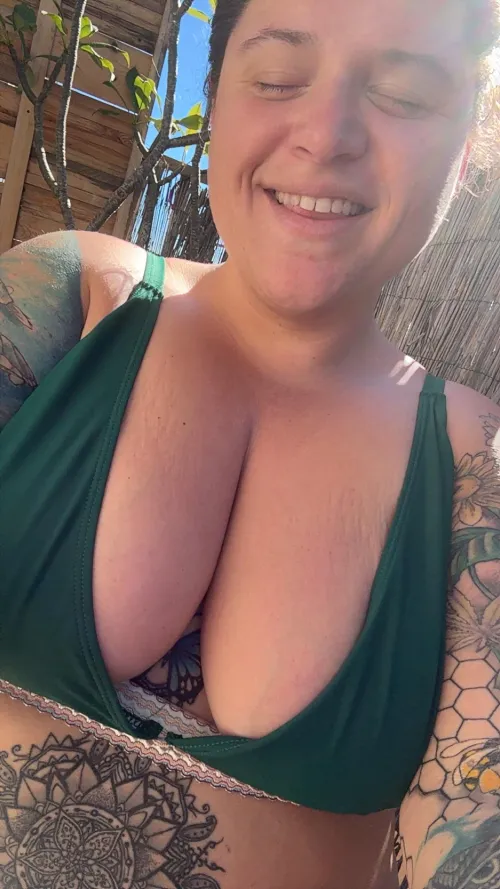 Tatted bbw stoner with big natural titties