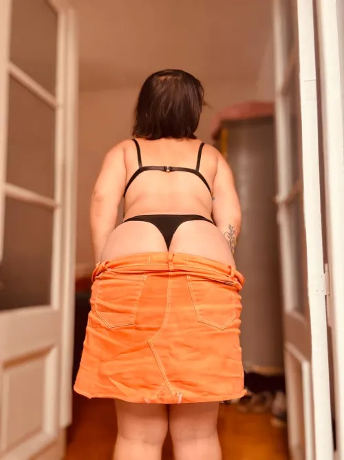 That subtle peek above the waistline…
And suddenly you’re staring too long.