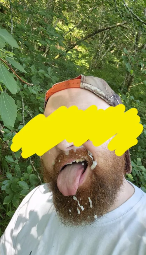 The beard is the perfect cum catcher, so nothing is wasted 