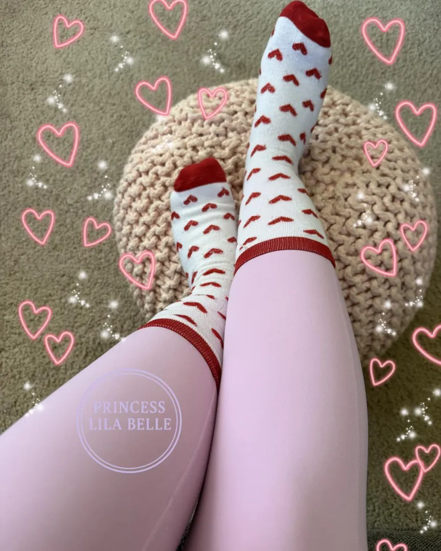 The ones who belong here already know how to spoil me properly. Puppies should go to my Throne and send for my flowers and strawberries on my Valentine’s Day Collection. 