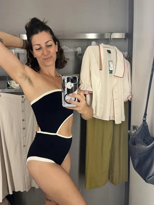 The only woman with hairy armpits at the mall