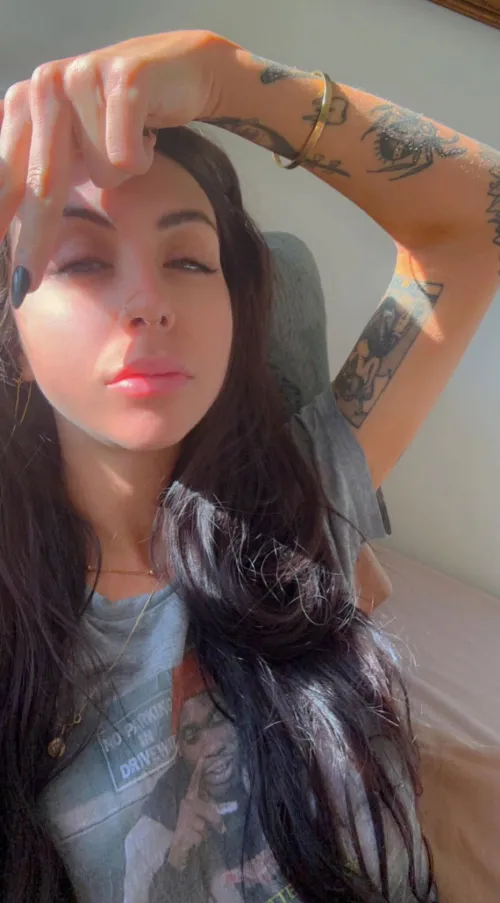 the perfect sun-kissed selfie with my comfiest shirt ever