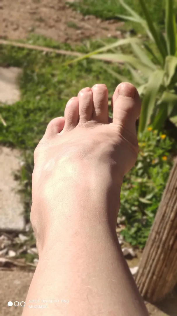 The sun is out so the unpedicured toes came out to say hi!